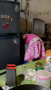 Aisha sedang mengambil cucian bajunya utk di peras